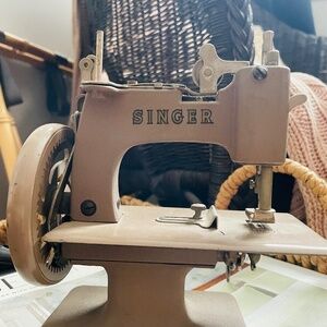 Antique Singer Child’s Toy Sewing Machine – Collectible
